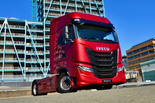 IVECO dealers demonstrate left-hand drive IVECO S-WAY ahead of Q4 RHD UK introduction