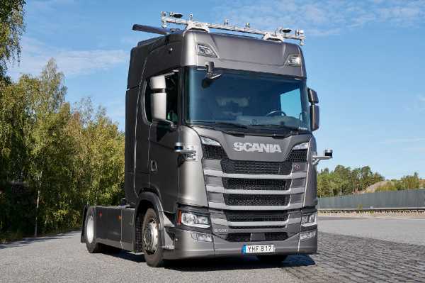 Scania tests self-​driving trucks in motorway traffic