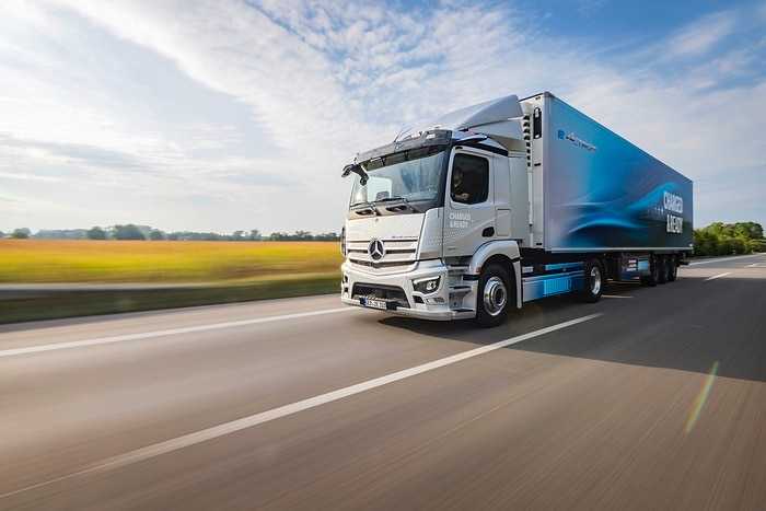 Charged & ready: Mercedes-Benz Trucks showcases new applications for eActros for heavy-duty distribution transport
