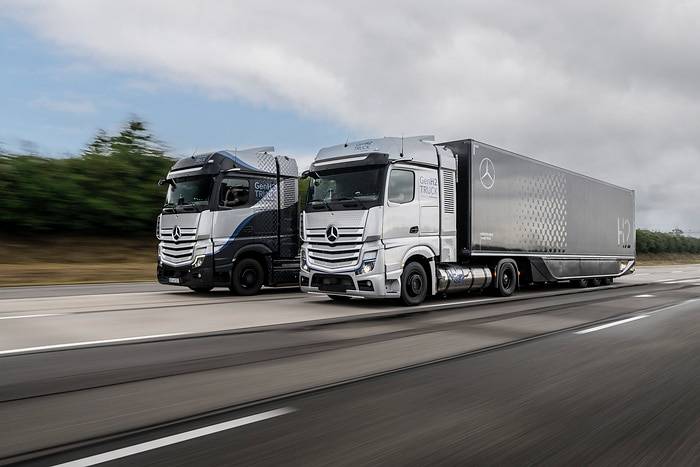 Mercedes-Benz Trucks provides outlook on hydrogen-based GenH2 Truck at IAA Transportation 2022 in Hanover